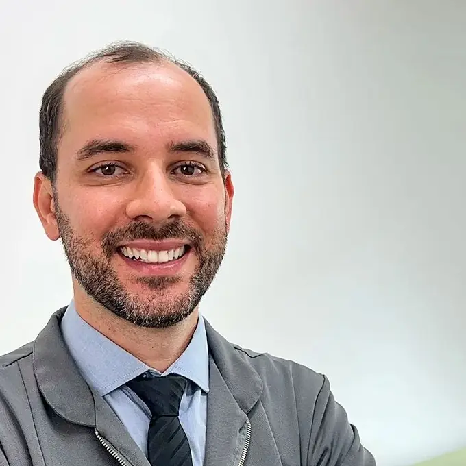 Retrato de Dr. Gustavo Morelli, Cirurgião-dentista da Clínica Fonseca