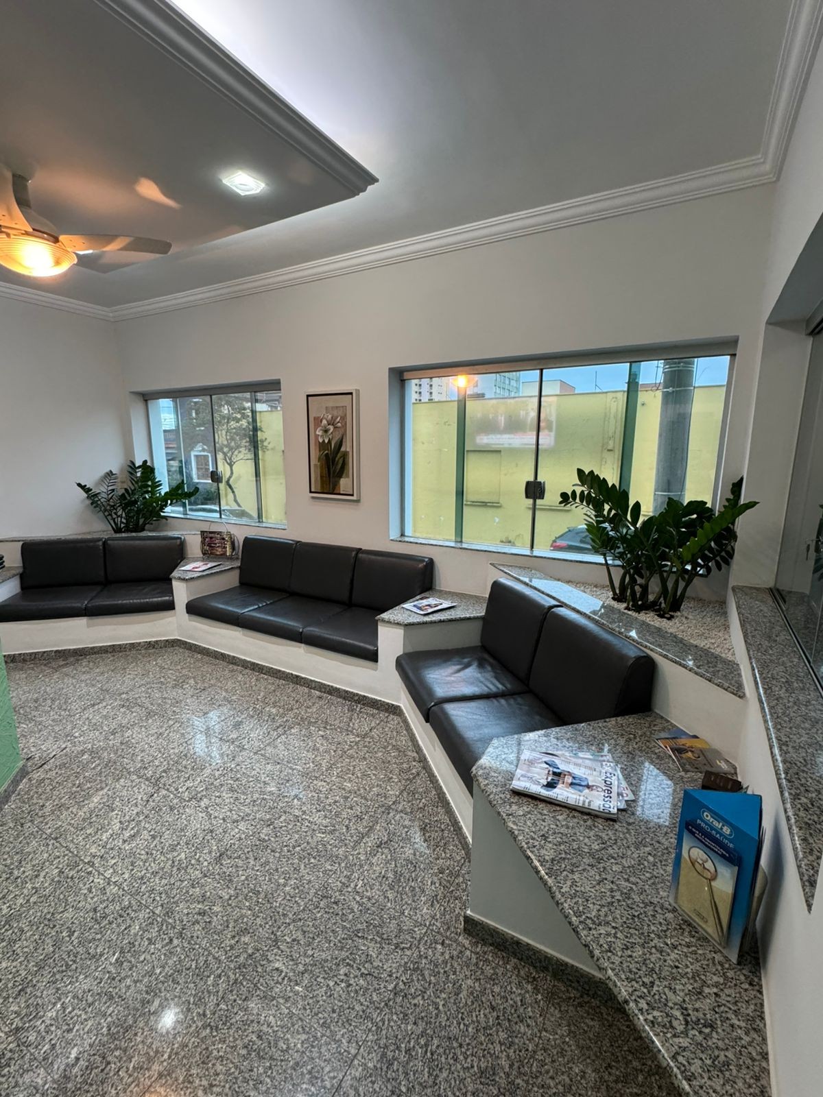 Sala de espera da Clínica Fonseca em Limeira, com poltronas confortáveis e luz natural