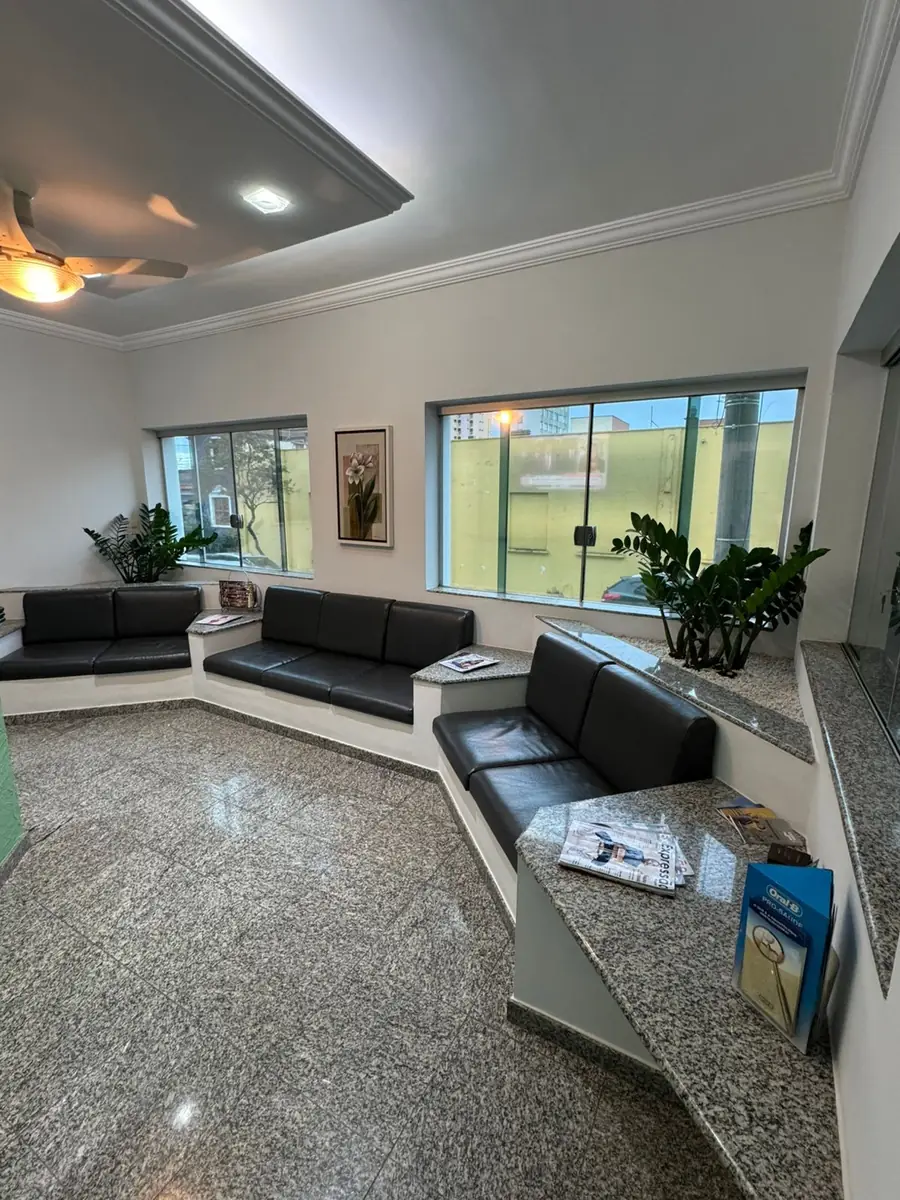 Sala de espera da Clínica Fonseca em Limeira, com poltronas confortáveis e luz natural